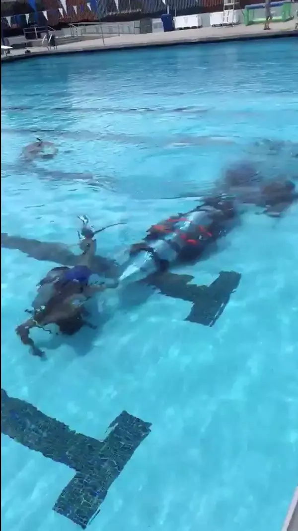 馬斯克抵達泰國 送出迷你潛艇