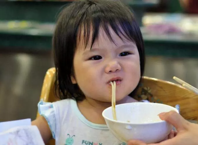 帶女兒改嫁現任老同學,他每天帶女兒去吃麵,跟去看,我含淚愣了