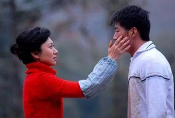 帶女兒改嫁現任老同學,他每天帶女兒去吃麵,跟去看,我含淚愣了