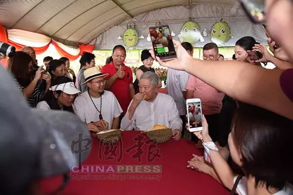 居林嚐鮮大讚黑刺 蔡瀾為新種取名 抱抱榴槤
