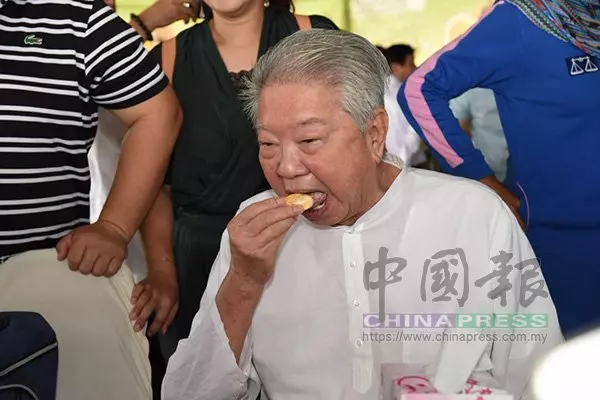 居林嚐鮮大讚黑刺 蔡瀾為新種取名 抱抱榴槤