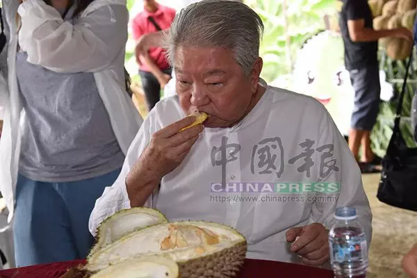 居林嚐鮮大讚黑刺 蔡瀾為新種取名 抱抱榴槤