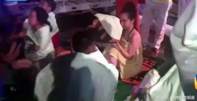 【患難見真情!】救生船滿載,男子獨自跳下船『目送女友離開』!