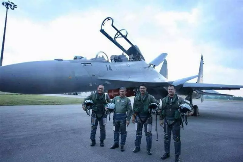 Mat Sabu「空軍裝」大曝光!有模有樣,而且比Tom Cruise宋鐘基還Yeng Zai呢!