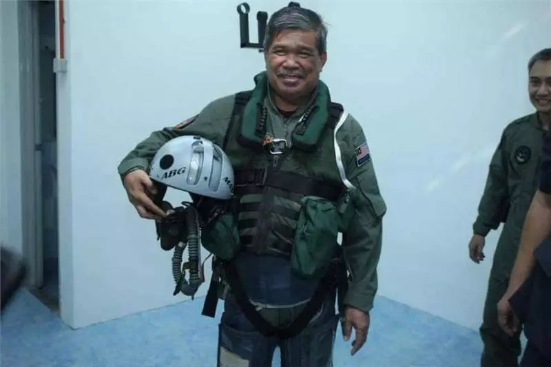 Mat Sabu「空軍裝」大曝光!有模有樣,而且比Tom Cruise宋鐘基還Yeng Zai呢!