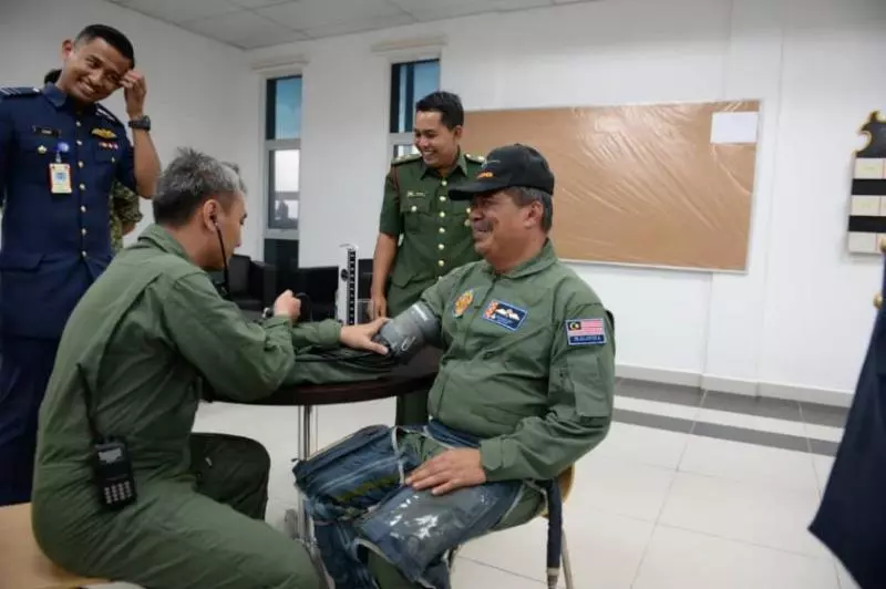 Mat Sabu「空軍裝」大曝光!有模有樣,而且比Tom Cruise宋鐘基還Yeng Zai呢!