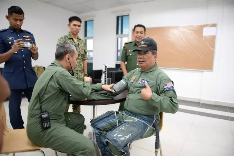 Mat Sabu「空軍裝」大曝光!有模有樣,而且比Tom Cruise宋鐘基還Yeng Zai呢!