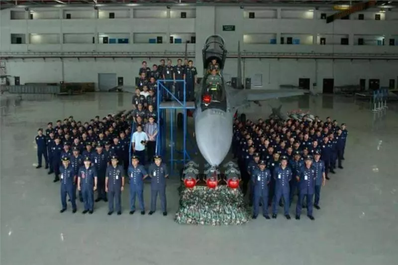 Mat Sabu「空軍裝」大曝光!有模有樣,而且比Tom Cruise宋鐘基還Yeng Zai呢!