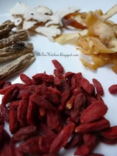 五款媽媽私房菜 【客家木耳炸肉,咕嚕肉,甘香啦啦,藥材醉蝦,梅醬脆肉片】
