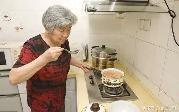 我小產婆婆給我做六次飯,她生日我給兩千,老公一漏嘴我不想呆了