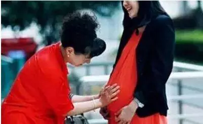懷孕後回娘家養胎,婆婆打來電話忘了掛,聽到裡面的聲音我砸房子