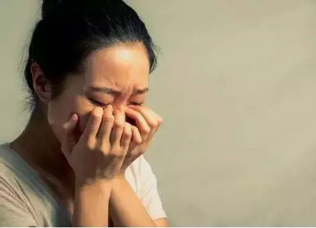 懷孕後回娘家養胎,婆婆打來電話忘了掛,聽到裡面的聲音我砸房子