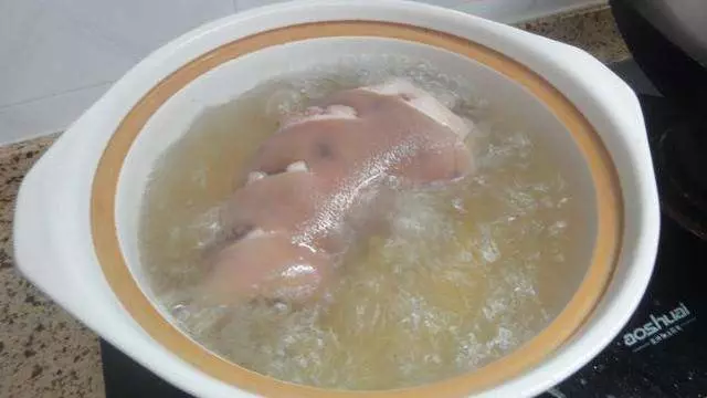 想把豬蹄燉得又香又爛乎,需要的不是時間,而是一個特殊的步驟!