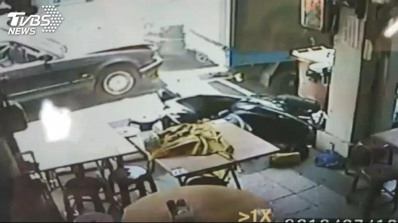 6旬女駕駛疑恍神 連續衝撞路邊13車