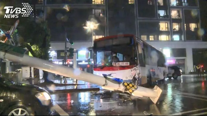 客運颱風夜疑打滑 撞斷燈桿壓2車頂