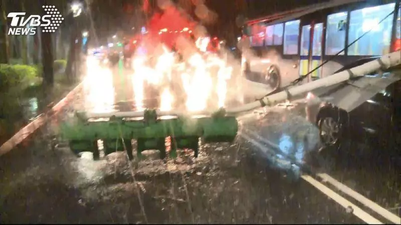 客運颱風夜疑打滑 撞斷燈桿壓2車頂