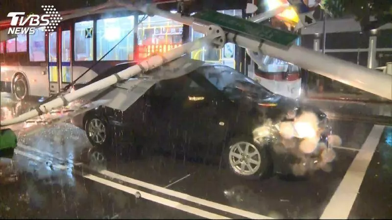 客運颱風夜疑打滑 撞斷燈桿壓2車頂