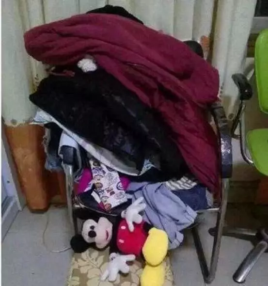 只穿過一次的衣服怎麼收納?長在椅子上太邋遢,這樣做方便美觀