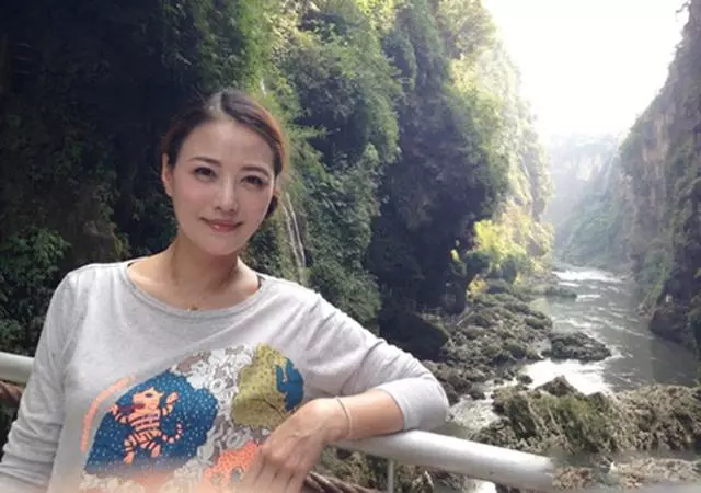 52歲周海媚和56歲關之琳近照對比,網友:都沒生過孩子差別這麼大!