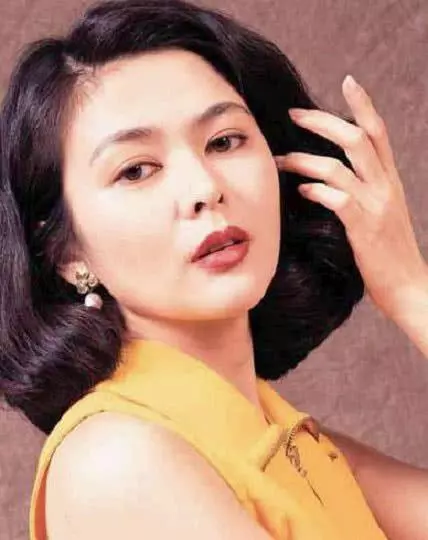 52歲周海媚和56歲關之琳近照對比,網友:都沒生過孩子差別這麼大!