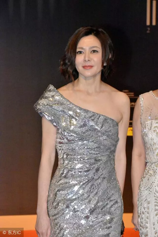 52歲周海媚和56歲關之琳近照對比,網友:都沒生過孩子差別這麼大!