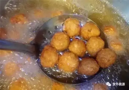 外焦裡嫩的炸肉丸,QQ彈彈好滋味!