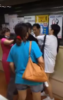 海K「奔喪醫生」架脖逼道歉!護士衣服全被扯下 女病患一個打兩個吼:管你死幾人!