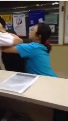 海K「奔喪醫生」架脖逼道歉!護士衣服全被扯下 女病患一個打兩個吼:管你死幾人!