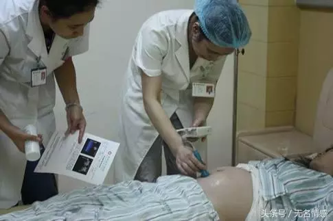 離婚兩年前妻突然約我見面,她給我看幾張照片,我愧疚的跪地求婚