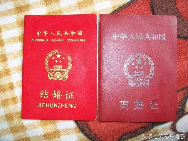 離婚兩年前妻突然約我見面,她給我看幾張照片,我愧疚的跪地求婚