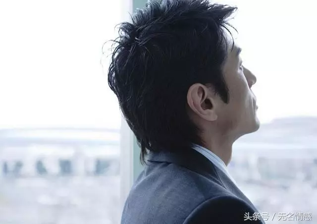 離婚兩年前妻突然約我見面,她給我看幾張照片,我愧疚的跪地求婚