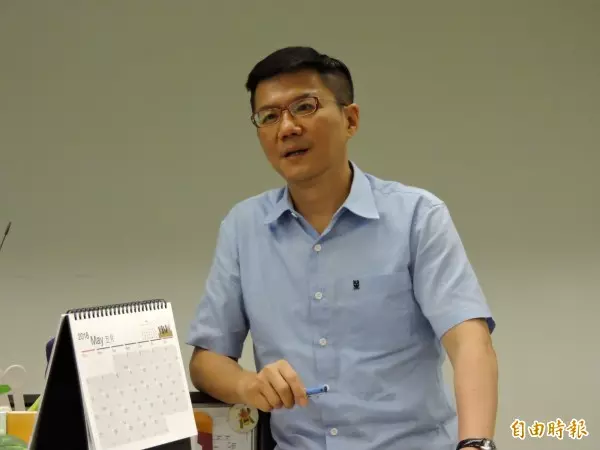颱風假不同調 林右昌講決策過程 新北反嗆:政治廢話
