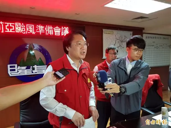 颱風假不同調 林右昌講決策過程 新北反嗆:政治廢話