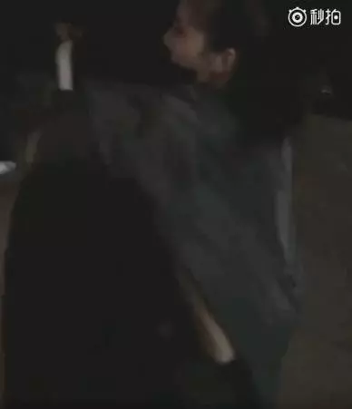 【真係估唔到咁OPEN】吳千語跟林峯PAKTOR時,男子當街埋胸扯掉她的內衣!網友:這真的好噁心! (內有視頻)