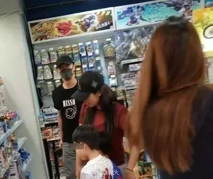 【真係估唔到咁OPEN】吳千語跟林峯PAKTOR時,男子當街埋胸扯掉她的內衣!網友:這真的好噁心! (內有視頻)