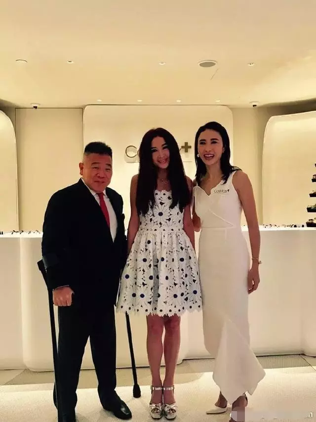 黎姿同框溫碧霞比美,網友卻都被她的眼珠子嚇一跳!