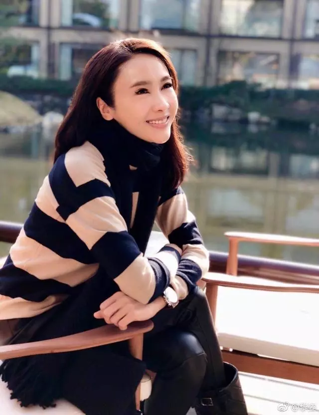 黎姿同框溫碧霞比美,網友卻都被她的眼珠子嚇一跳!