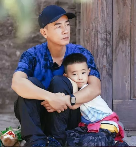 【Jasper真的回來了!】《爸爸去哪兒6》錄影畫面曝光!陳小春緊抱Jasper現身拍攝現場!