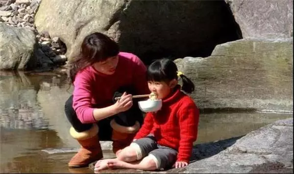 丈夫失蹤8年,瘸腿婆婆下葬後翻到一封信,讓她嚎啕大哭,原來丈夫不是失蹤而是 ... - BuzzHand