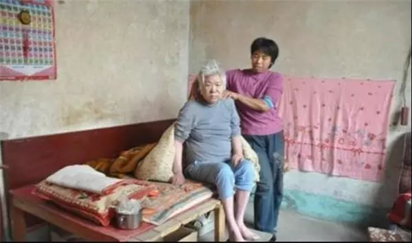 丈夫失蹤8年,瘸腿婆婆下葬後翻到一封信,讓她嚎啕大哭,原來丈夫不是失蹤而是 ... - BuzzHand