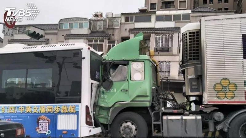 長下坡又撞!疑煞車失靈 聯結車追撞公車