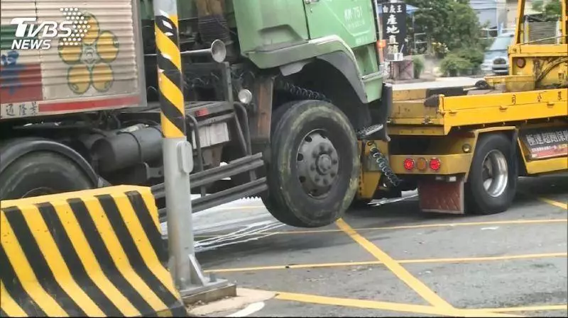 長下坡又撞!疑煞車失靈 聯結車追撞公車