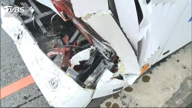 長下坡又撞!疑煞車失靈 聯結車追撞公車