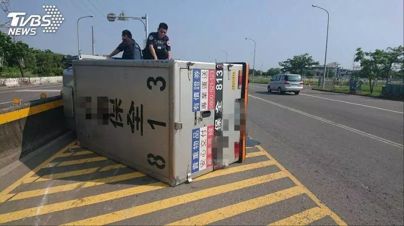運鈔車過彎翻覆…內載4千萬現金 警一問驚呆戒護