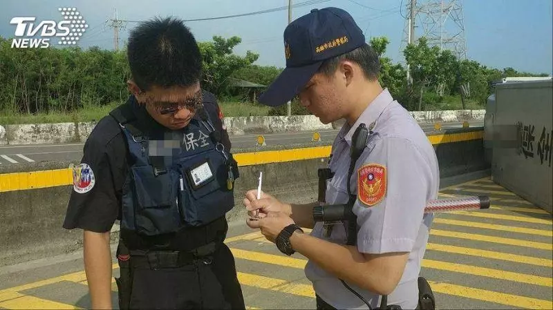 運鈔車過彎翻覆…內載4千萬現金 警一問驚呆戒護