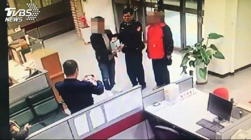 撿316萬!嚇到吃手「秒送警局」 小黃運將獲公開表揚