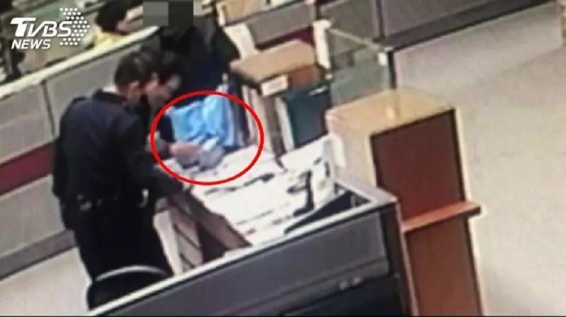 撿316萬!嚇到吃手「秒送警局」 小黃運將獲公開表揚
