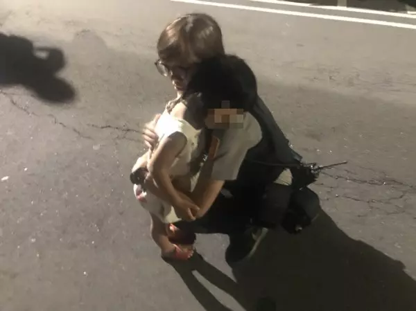黃牛逛大街被帶回派出所 看見主人開心搖尾巴