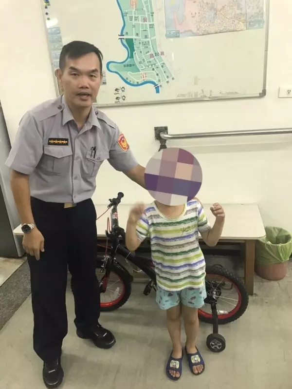 黃牛逛大街被帶回派出所 看見主人開心搖尾巴