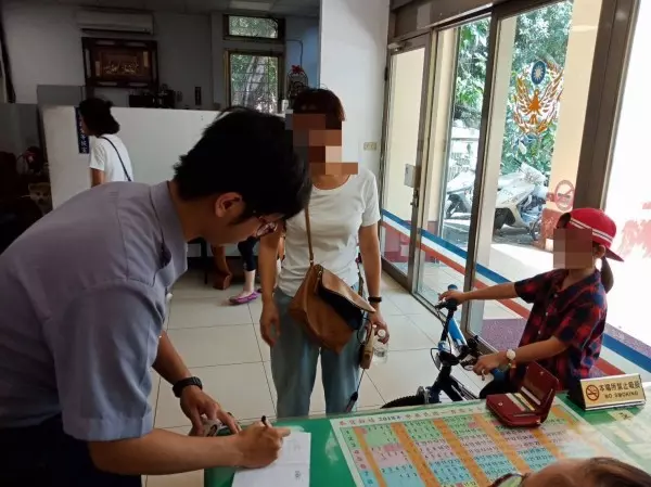 黃牛逛大街被帶回派出所 看見主人開心搖尾巴